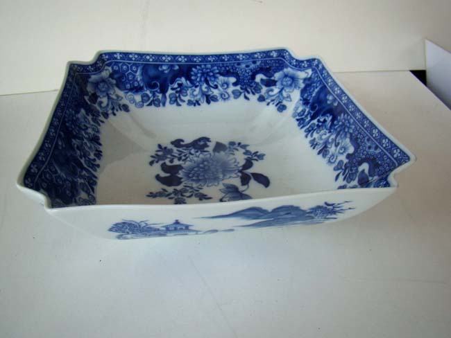 A reproduction of a chinese export Chien Lung period bowl (circa 1780) made by Mottahedeh for the Metropolitan Museum of Art — image 3